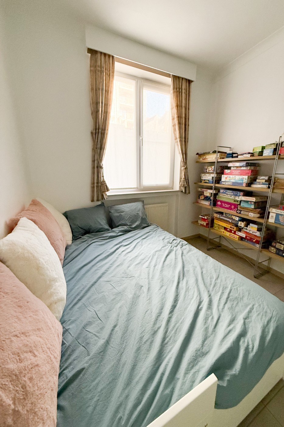 Slaapkamer 3 met groot bed en spelletjes